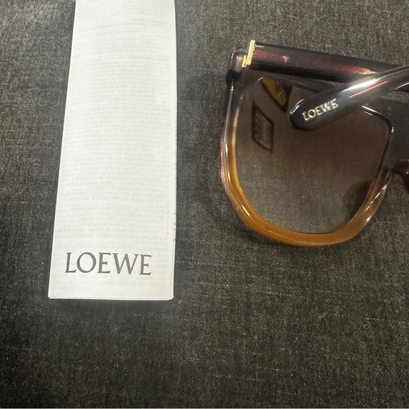 NWT Loewe Women\'s Lw40001l 63mm Sunglasses case and cleaning cloth reg $465 main image 4